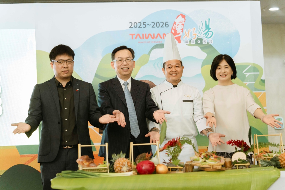 ▲交通部林國顯常務次長(左二)、觀光署陳玉秀署長(右一)及溫泉觀光協會李浩瑋理事長(左一)、知本金聯世紀酒店主廚帶來創意料理show呈現「台灣造型溫泉料理」。(圖/觀光署提供)