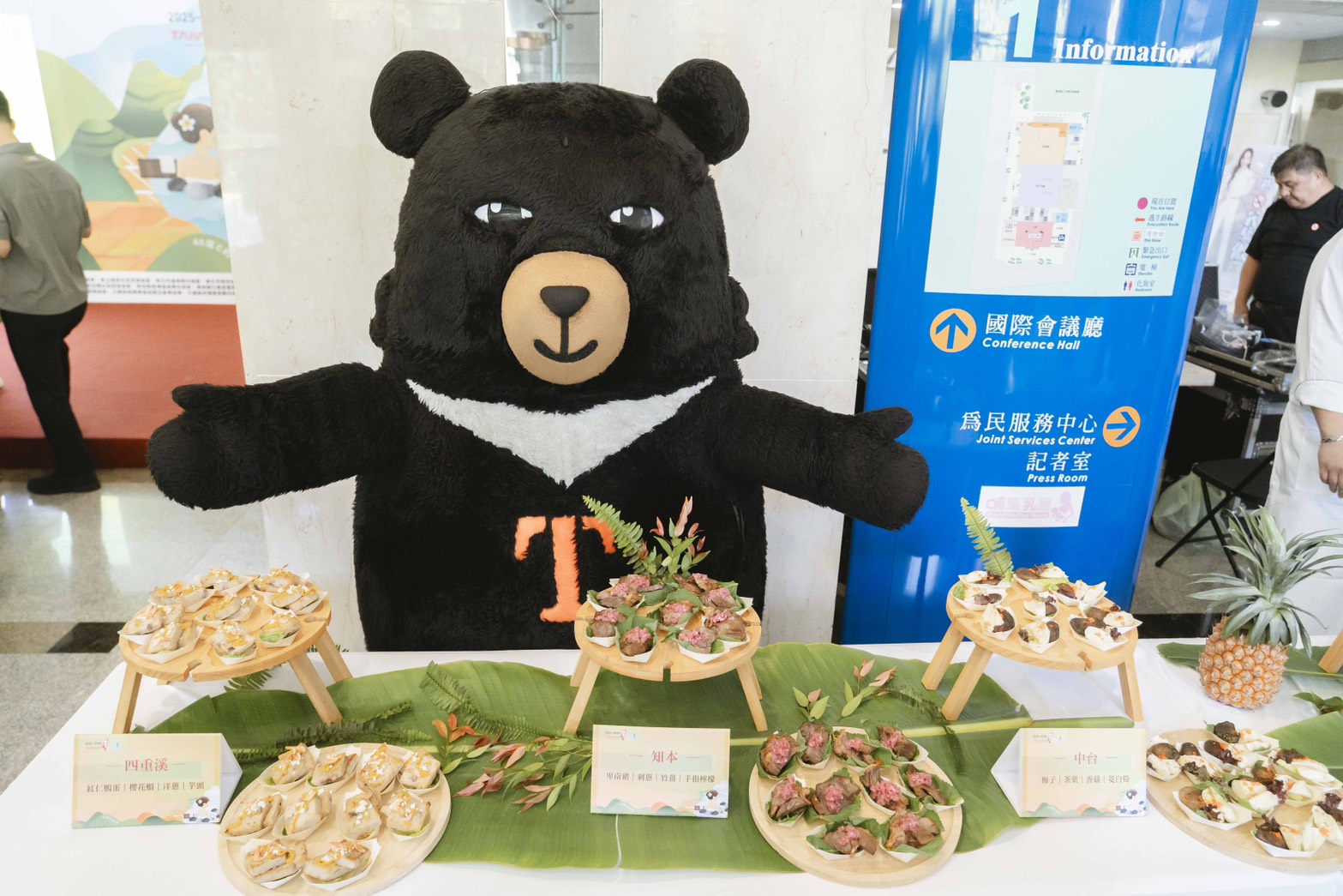 ▲活動記者會，喔熊組長介紹在地溫泉代表性美食。(圖/觀光署提供)