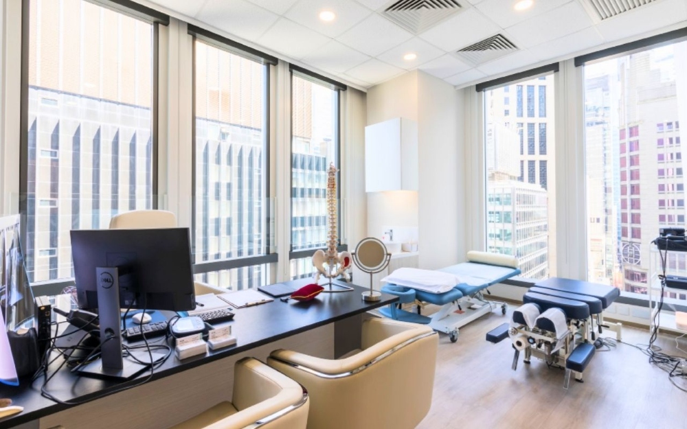 ▲萬康集團 Dr PAIN 香港中環直營診所，智慧疼痛治療設備。(圖/萬康集團提供)