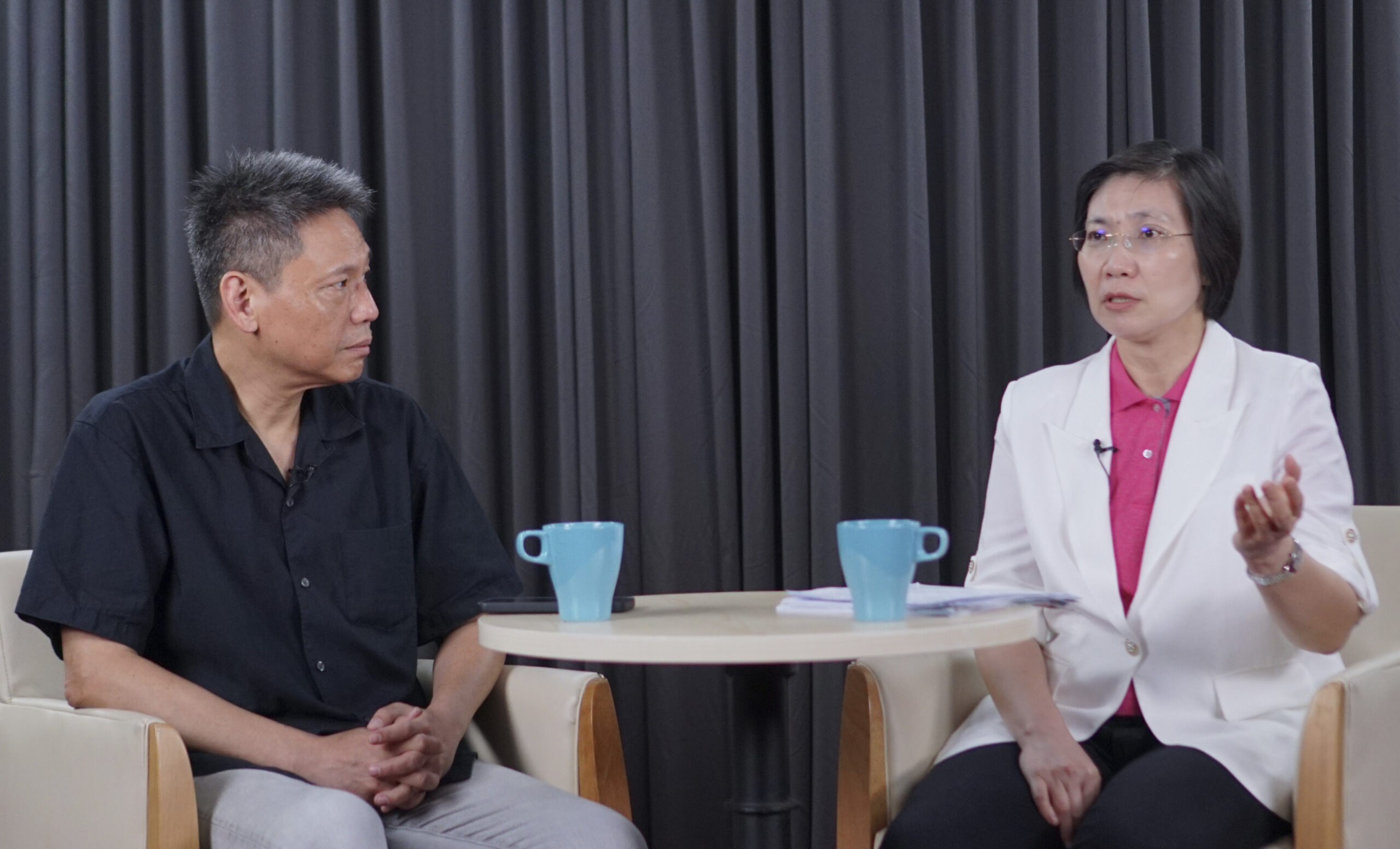 立委徐欣瑩（右）接受謝寒冰（左）訪問，指出政府至今關於關稅細節很有很多尚未公布，讓業界無所適從。圖/記者梁鴻欣攝