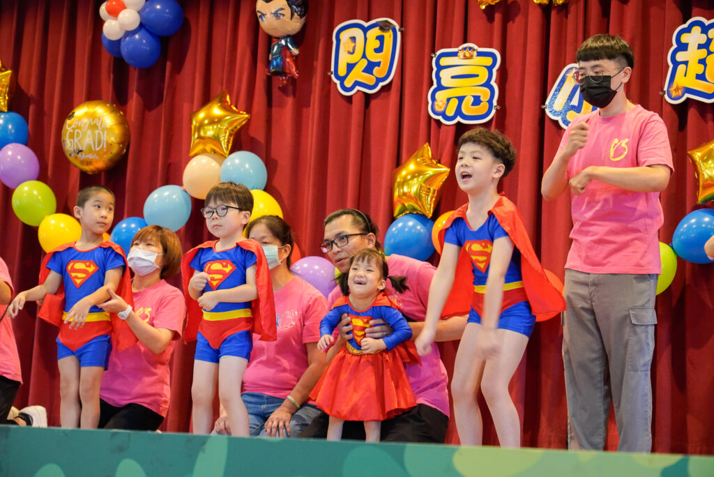 %E6%85%A2%E9%A3%9B%E5%A4%A9%E4%BD%BF%E7%A9%BF%E8%91%97%E5%B0%8F%E8%B6%85%E4%BA%BA%E7%9A%84%E6%8A%AB%E9%A2%A8%E8%A1%A8%E6%BC%94%EF%BC%8C%E8%B4%8F%E5%BE%97%E5%85%A8%E5%A0%B4%E7%86%B1%E7%83%88%E6%8E%8C%E8%81%B2