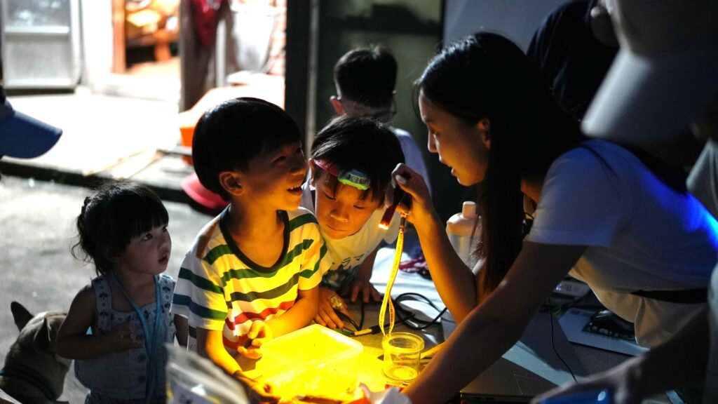 %E5%87%BA%E7%A3%BA%E5%8F%A3%E8%BE%B2%E5%A0%B4%E5%90%B8%E5%BC%95%E8%A8%B1%E5%A4%9A%E5%AD%A9%E7%AB%A5%E5%8F%83%E5%8A%A0%E8%9E%A2%E7%81%AB%E8%9F%B2%E9%AB%94%E9%A9%97