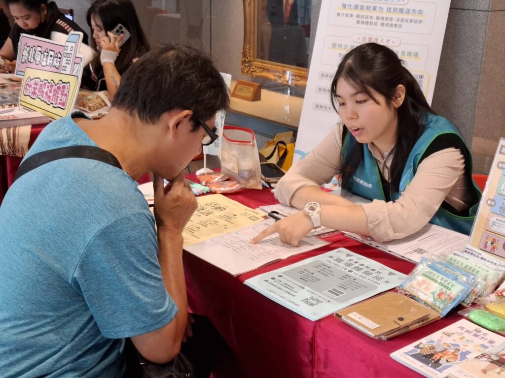 %E4%B8%AD%E9%AB%98%E9%BD%A1%E8%81%B7%E5%A0%B4%E7%BA%8C%E8%88%AA%E4%B8%AD%E5%BF%83%E5%8D%94%E5%8A%A9%E6%B1%82%E8%81%B7%E8%80%85%E9%80%B2%E5%85%A5%E5%B0%8D%E7%9A%84%E8%A1%8C%E6%A5%AD