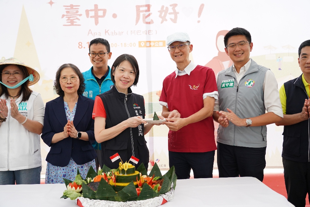 ▲開幕儀式：傳遞切薑黃塔飯，象徵祝福活動順利及文化服務傳承臺中市婦女及新住民培力平臺。（圖／朝陽科技大學承接）