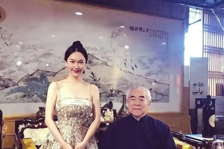 大陸書畫大家范曾（右）去年4月與小50歲的徐萌（左）結婚後，外界曾稱之為「藝林佳話」。圖／取自微博