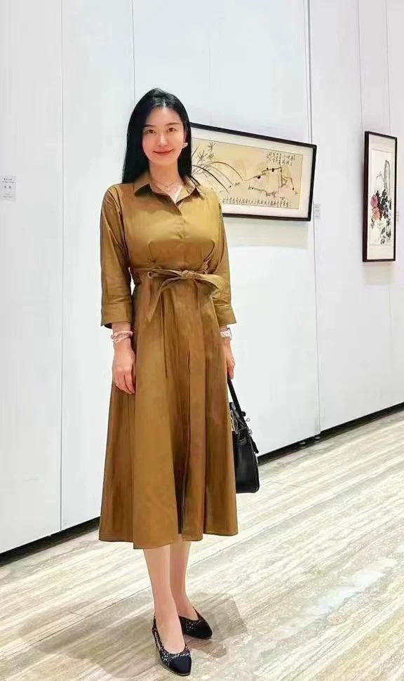 曾經是默默無聞汽車頻道主播的徐萌，2021年就淡出了公眾視野，沒想到3年後與范曾結婚，圖為其婚後穿著打扮也相當奢華，套裝要價6000人民幣，名牌包要價15萬人民幣。圖／取自網易