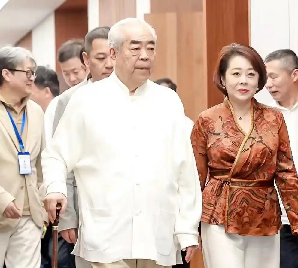 范曾至今有四段婚姻，其中第三任妻楠莉（右）廝守了20餘年算是最久，直到楠莉2021年病故。圖／取自微博