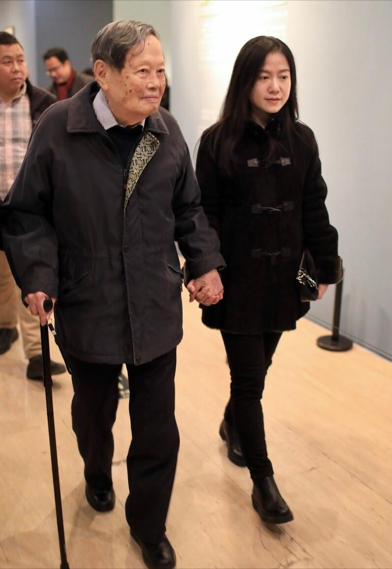 諾貝爾物理學獎得主楊振寧是在2004年婚，當時楊振寧82歲，翁帆28歲，相差54歲，圖為今年初102歲的楊振寧出席活動時，已48歲的翁帆隨侍左右。圖／取自微博