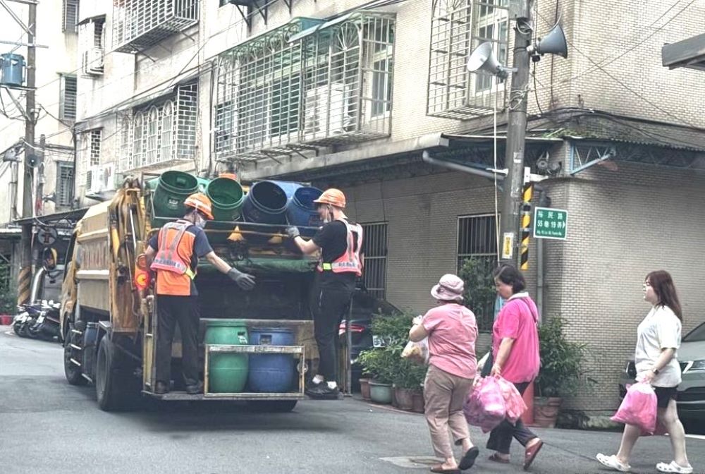 新北今年補助弱勢垃圾處理費約12萬人受惠 1 《圖說》民眾以專用垃圾袋交付垃圾。〈環保局提供〉