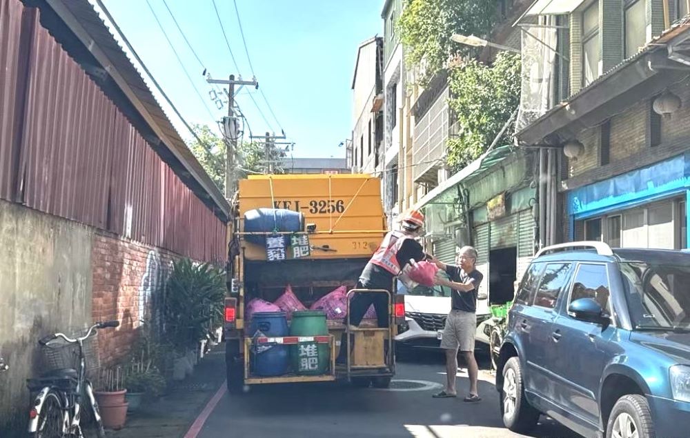 新北今年補助弱勢垃圾處理費約12萬人受惠 2 《圖說》環保局強調,符合資格的市民無需另外申請垃圾清除處理費補助,且不會主動以電話語音或簡訊方式向民眾索取匯款帳戶等個人資料。〈環保局提供〉