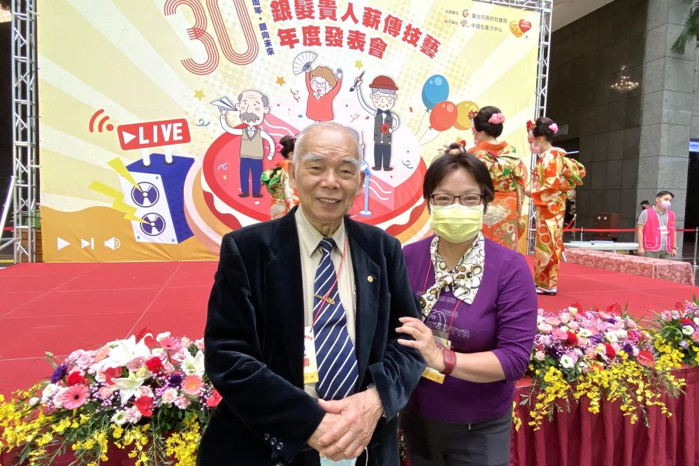 《圖說》傅萬壽老師於銀髮貴人年度發表會受邀演出。〈教育局提供〉