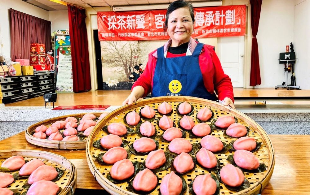 《圖說》何滿妹開設客家美食紅麴菜包課程並推廣傳統客家文化。〈教育局提供〉