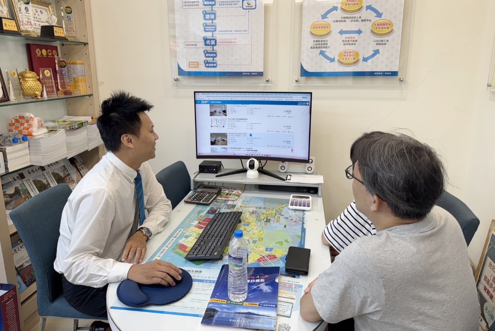 ▲台慶不動產淡水濱海加盟店的專業房仲杜俊廷，以「同理心」和「專業分析」贏得客戶信賴。(圖/業者提供)