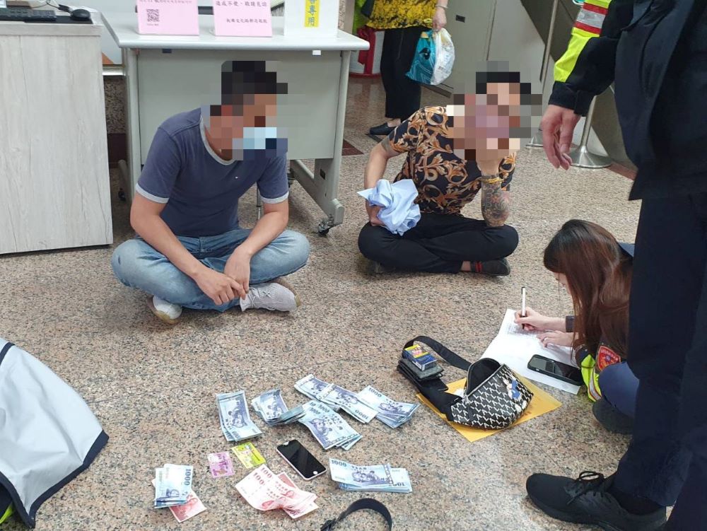 車手領贓款 海山警逮2嫌查扣36萬現金 1 《圖說》海山警逮捕疑似為詐團車手2名可疑男子。〈海山分局提供〉