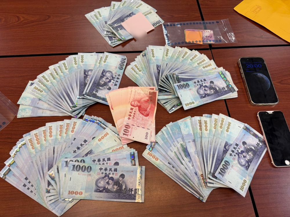 車手領贓款 海山警逮2嫌查扣36萬現金 2 《圖說》海山警查扣之贓款、手機、毒品等證物。〈海山分局提供〉