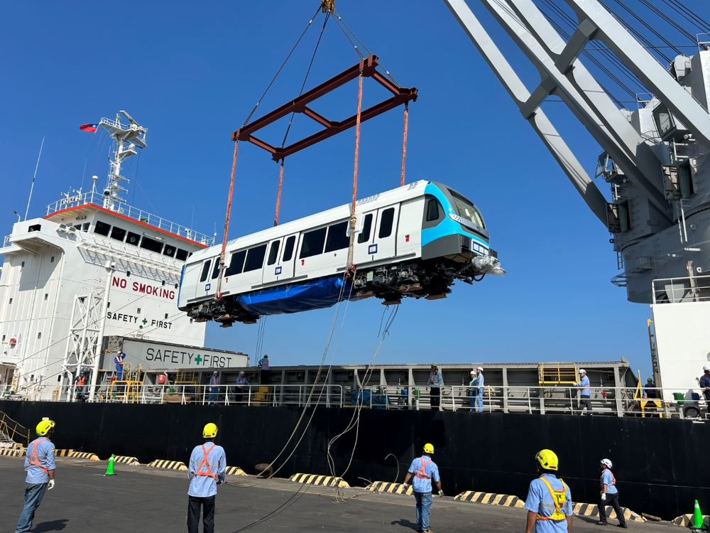 完工倒數衝刺 捷運三鶯線列車全數報到 1 《圖說》三鶯線最後3列車抵台。〈捷運局提供〉