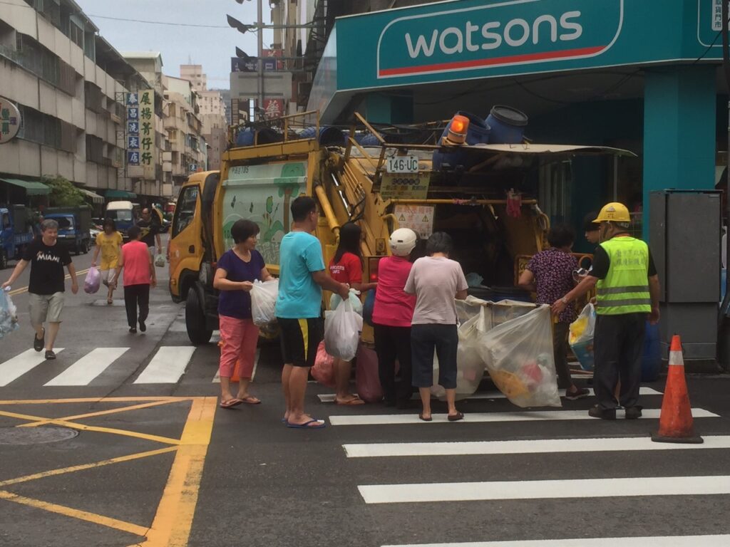 8/23投票日 中市環保局「定時定點」垃圾收運 1 %E5%AE%9A%E6%99%82%E5%AE%9A%E9%BB%9E%E6%94%B6%E9%81%8B%E6%B0%91%E7%9C%BE%E6%8E%92%E9%9A%8A%E4%B8%9F%E5%9E%83%E5%9C%BE%E6%9C%89%E5%BA%8F%E5%A0%B4%E9%9D%A22