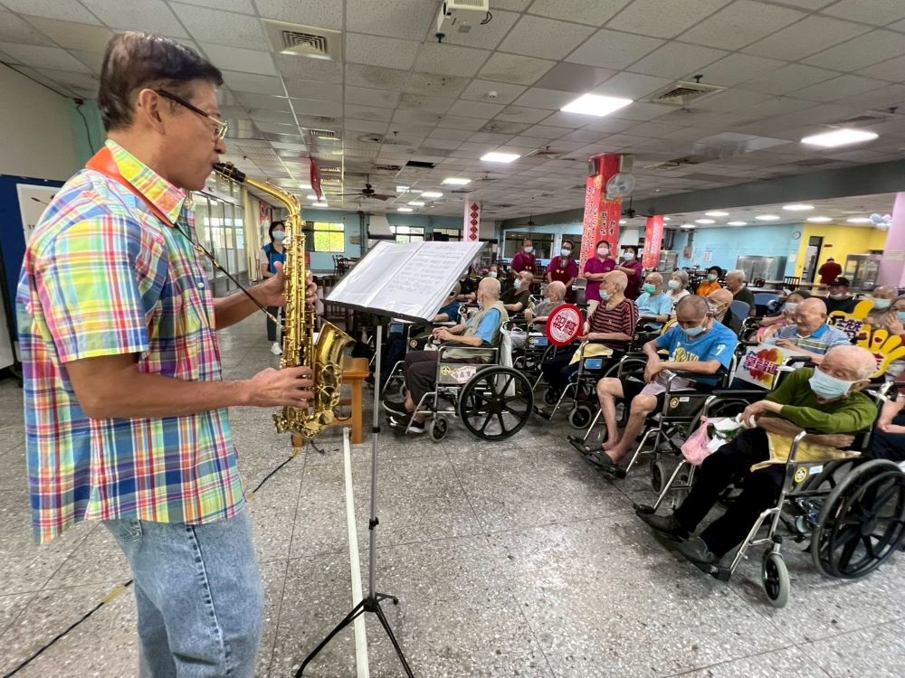 經典旋律珍貴回憶 張志範獻藝八德榮家充滿溫馨 2 《圖說》張志範將軍(左)以精湛的薩克斯風技巧 為大家帶來多首膾炙人口的歌曲。〈八德榮家提供〉