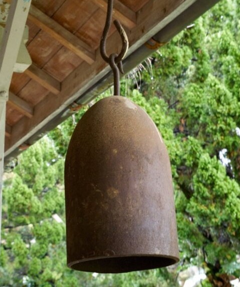 中市百年學校文物普查 炸彈殼校鐘引人注目 1 %E7%BF%81%E5%AD%90%E5%9C%8B%E5%B0%8F %E7%82%B8%E5%BD%88%E6%AE%BC%E6%A0%A1%E9%90%98 2 0 0