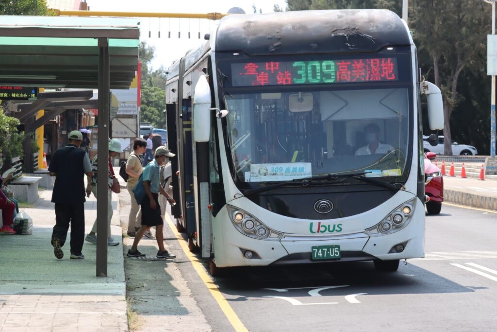 台中市宣布調整公車運價 駕駛加薪至少4000元 1 %E4%B8%AD%E5%B8%82%E8%AA%BF%E6%95%B4%E5%85%AC%E8%BB%8A%E9%81%8B%E5%83%B9%E6%8F%90%E5%8D%87%E9%A7%95%E9%A7%9B%E7%A6%8F%E5%88%A9 %E5%85%AC%E8%BB%8A%E6%A5%AD%E8%80%85%E7%82%BA%E9%A7%95%E9%A7%9B%E5%8A%A0%E8%96%AA4 000%E5%85%83%E4%BB%A5%E4%B8%8A 1