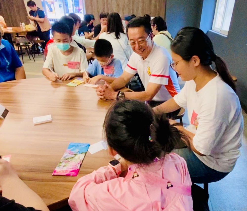 新北二類官兵協會結合愛心企業 基隆榮民遺孤相見歡溫馨熱絡 3 《圖說》方正處長(中)陪同孩子一同完成活動任務,寓教於樂,互動溫馨熱絡。〈基隆榮服處提供〉