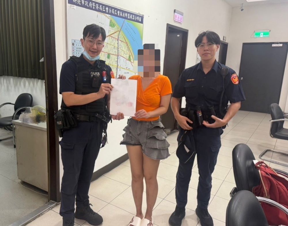 《圖說》遺失護照女性香港籍旅客在三重警熱心積極協助下，順利通關出境返家。〈三重分局提供〉