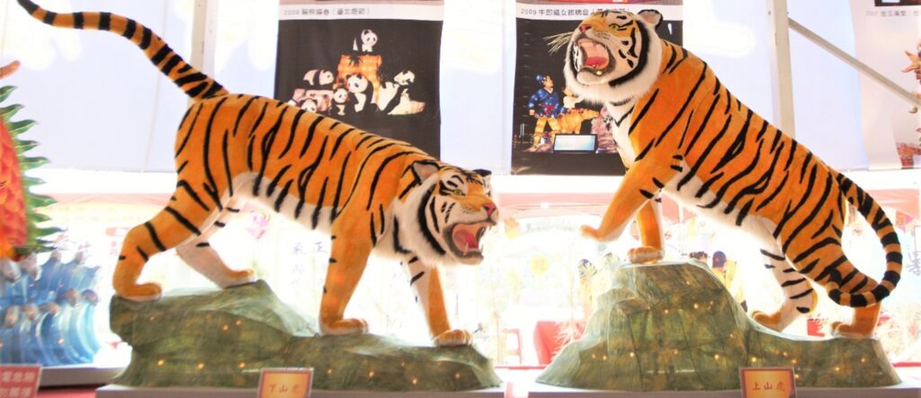 %E6%9E%97%E5%81%A5%E5%85%92%E8%97%9D%E5%B8%AB%E6%96%BC2015%E5%B9%B4%E8%87%BA%E7%81%A3%E7%87%88%E6%9C%83%E5%B1%95%E5%87%BA%E7%9A%84%E4%BD%9C%E5%93%81%E3%80%8A%E4%B8%8A%E5%B1%B1%E8%99%8E%E8%88%87%E4%B8%8B%E5%B1%B1%E8%99%8E%E3%80%8B