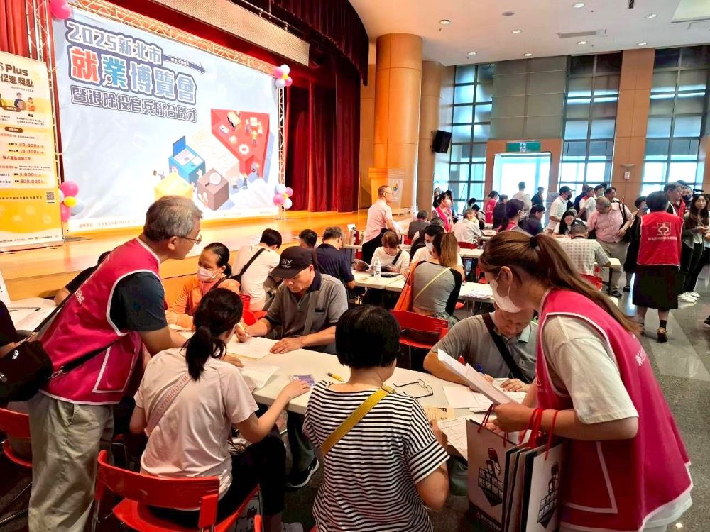板橋就博會初媒合率50.4% 新北榮服處團隊助快速就業 1 《圖說》新北就服處今日與新北榮服處合辦就業博覽會人潮踴躍參與。〈勞工局提供〉