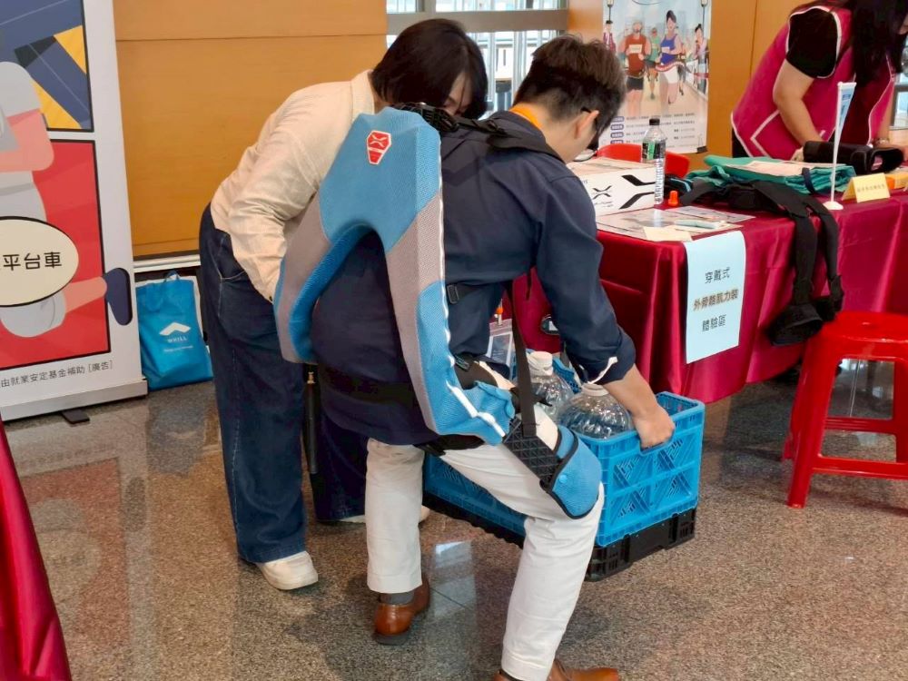 板橋就博會初媒合率50.4% 新北榮服處團隊助快速就業 2 《圖說》現場設置輔具展示區,連徵才廠商都前來體驗「穿戴式外骨骼肌力裝」。〈勞工局提供〉
