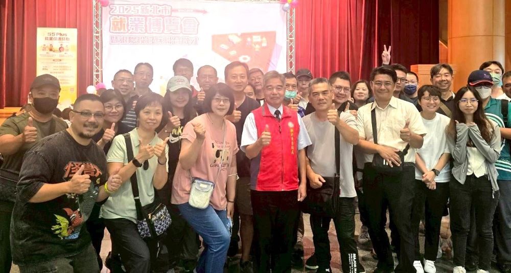 板橋就博會初媒合率50.4% 新北榮服處團隊助快速就業 3 《圖說》新北榮服處林振生處長(中1)到場鼓勵同仁,並與工作人員及退除役官兵(眷屬)合影。〈新北榮服處提供〉