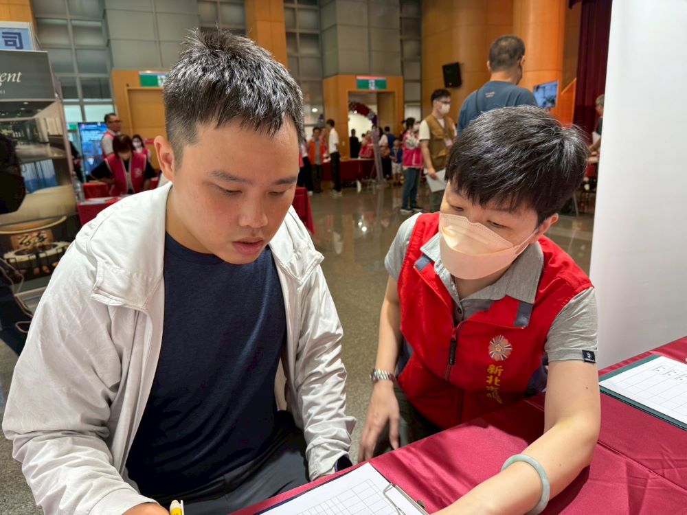 板橋就博會初媒合率50.4% 新北榮服處團隊助快速就業 4 《圖說》退除役官兵諮詢相關權益,榮服處就業站同仁詳細說明。〈新北榮服處提供〉