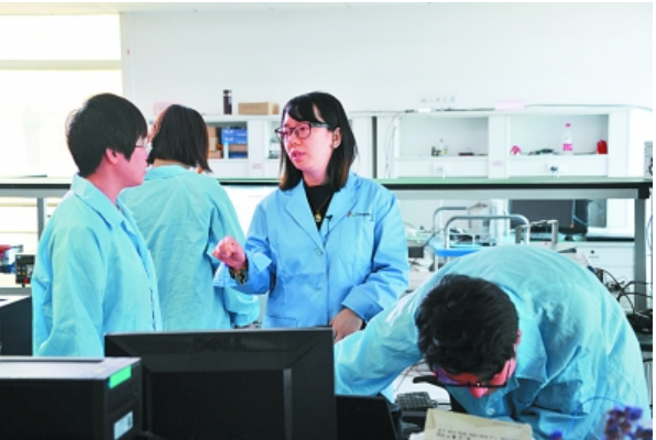 工作中的「北斗女神」徐穎(中)。圖/取自光明日報