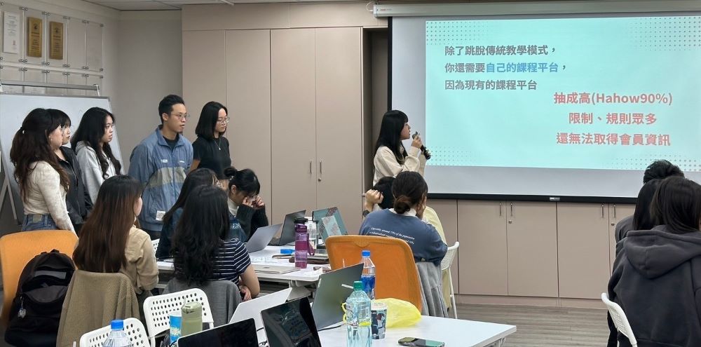 《圖說》學員在課堂中進行簡報發表，藉由實作訓練強化合作與表達能力。〈青年局提供〉