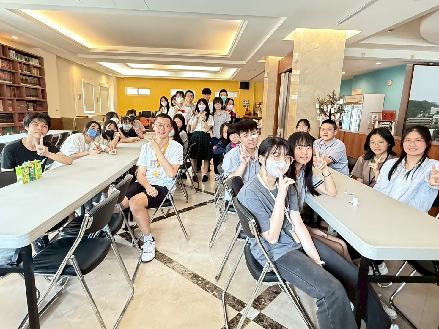 二信高中圖書館小太陽成長社114新鮮人報到 3 LINE ALBUM 1140819%E6%96%B0%E8%A1%80%E5%8A%A0%E5%85%A5 250819 2