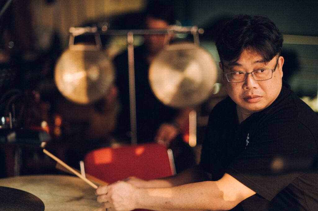 %E6%9E%97%E6%B0%B8%E5%BF%97%E8%97%9D%E5%B8%AB%E6%96%BC%E5%8C%97%E7%AE%A1%E9%9F%B3%E6%A8%82%E6%BC%94%E5%87%BA%E4%B8%AD%E5%B0%88%E6%B3%A8%E6%95%B2%E6%93%8A%E9%BC%93%E6%A8%82%EF%BC%8C%E5%B1%95%E7%8F%BE%E6%AD%A6%E5%A0%B4%E6%B0%A3%E5%8B%A2