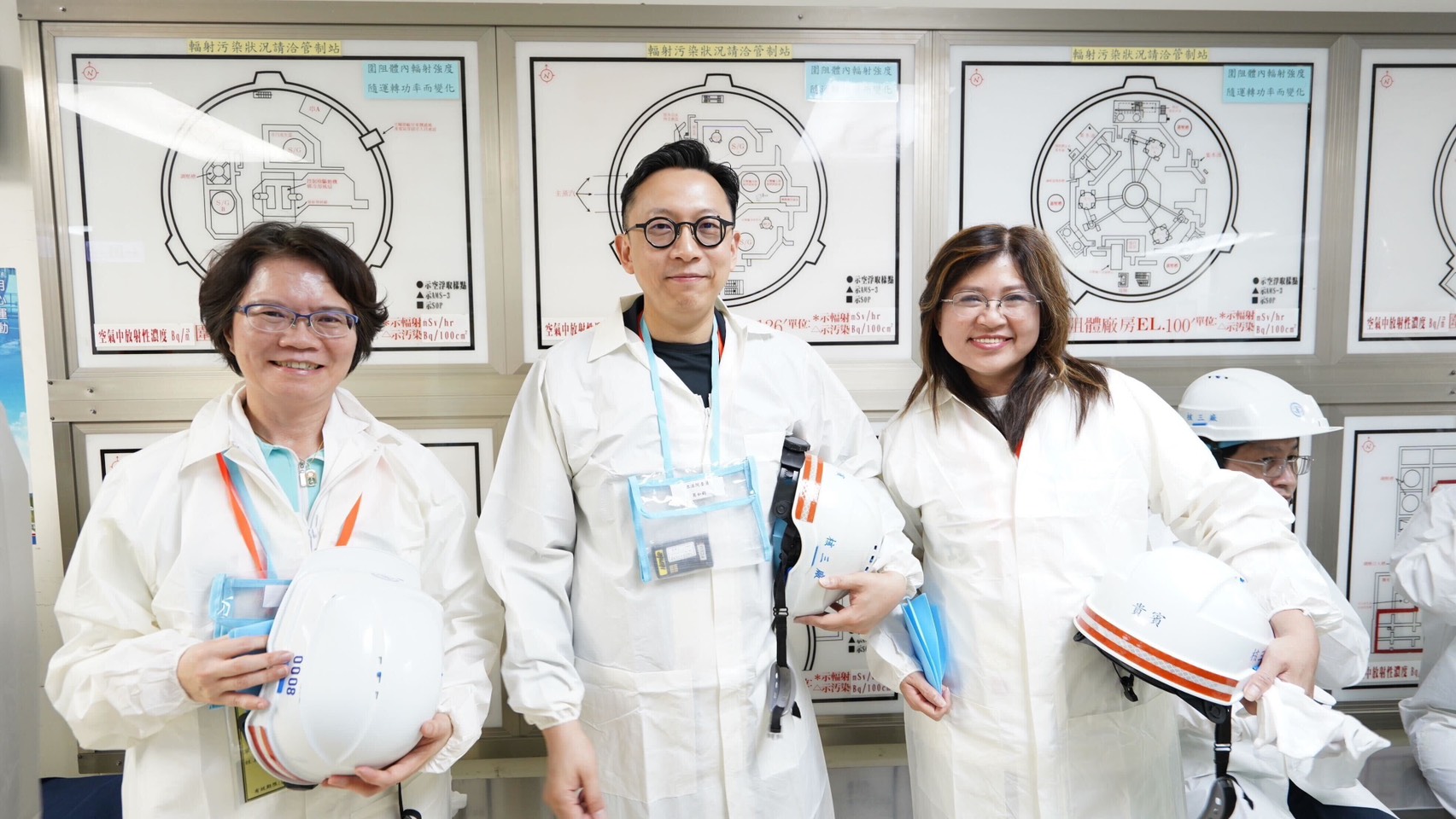 立法院教育文化委員會20日考察屏東恆春核三廠，左起立委劉書彬、葛如鈞、麥玉珍。圖/葛如鈞辦公室提供.jpg