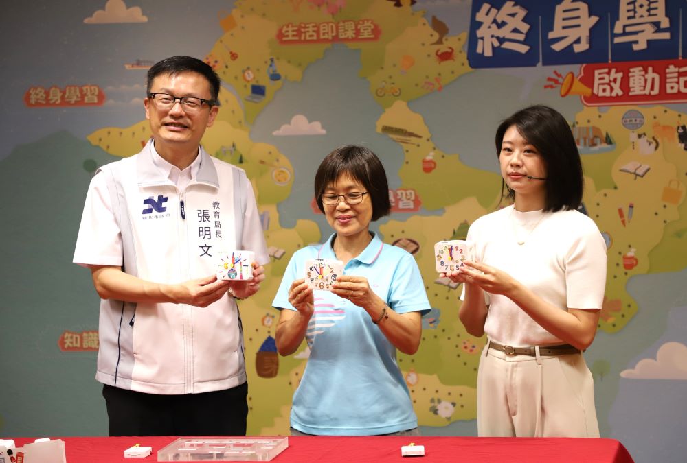 《圖說》現場邀請土城「王鼎時間科藝體驗館」進行為張明文局長及長者進行課程示範。〈教育局提供〉