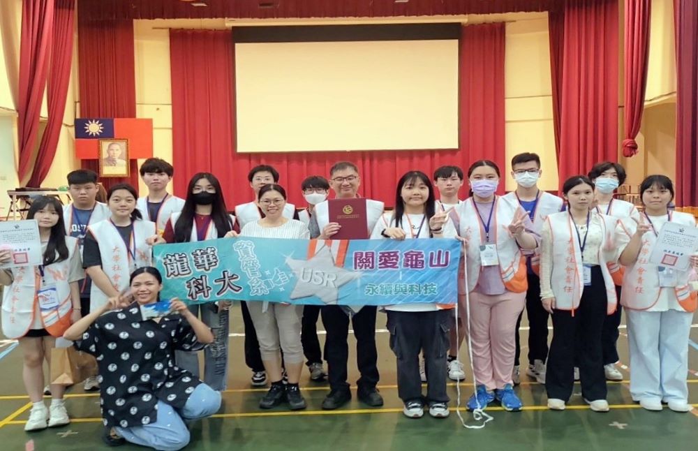 《圖說》龍華科大與桃園特殊教育學校合作，啟動綠幕光影任務，一同定格美好瞬間。〈龍華科大提供〉