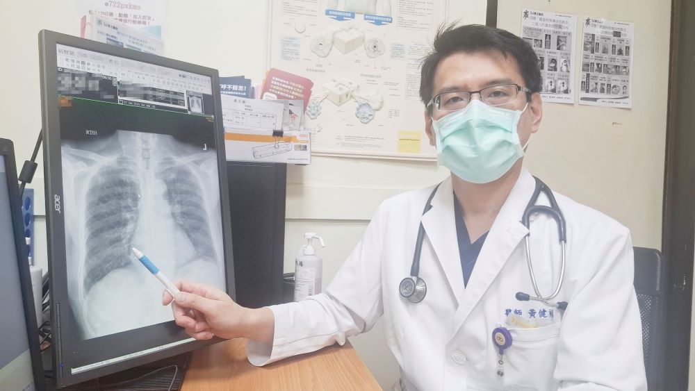 28歲男肺齡95歲? 氣喘控制不良 肺功能恐提早老化 1 《圖說》衛福部臺北醫院胸腔內科黃健裕主任表示,氣喘控制不良,會加速肺功能退化與病情反覆(如圖)。〈臺北醫院提供〉