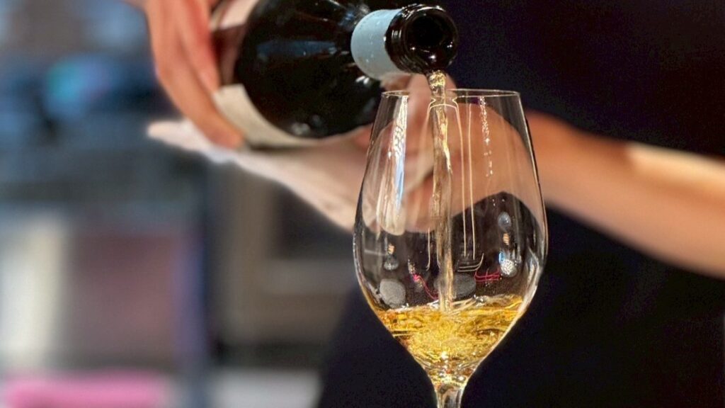 %E4%BE%8D%E9%85%92 1