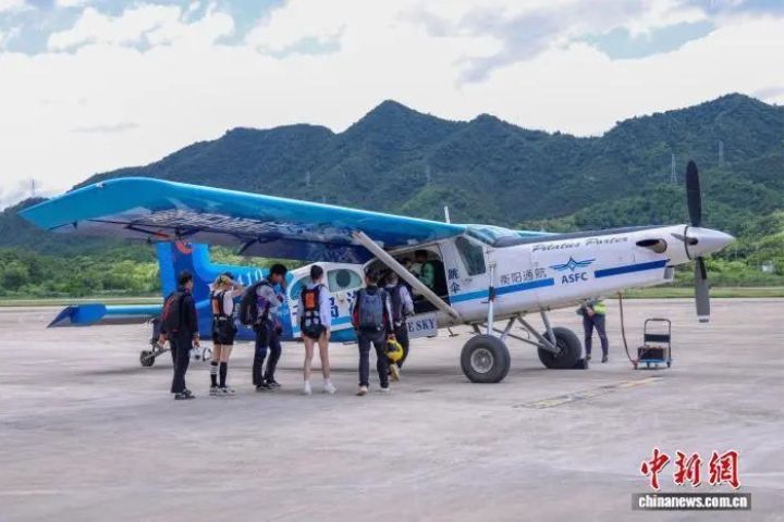 2025年7月，在浙江杭州一跳傘基地，遊客排隊登機準備跳傘。圖/取自中新網