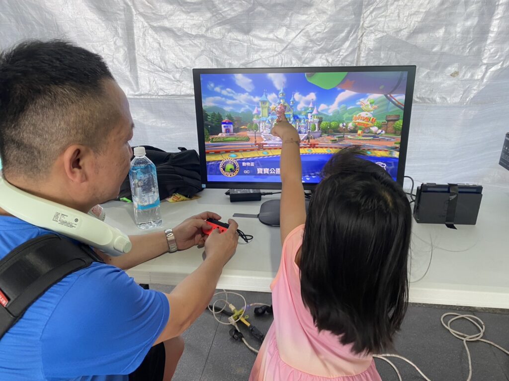 台中電競嘉年華首度移師台中車站開打 閃電狼、苔苔熱力開戰 3 07%E8%A6%AA%E5%AD%90%E5%85%B1%E5%90%8C%E9%AB%94%E9%A9%97 1