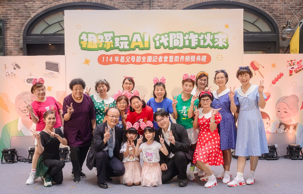 ▲教育部朱俊彰常務次長、終身教育司梁學政司長與開場表演團隊合照。(圖/教育部提供)