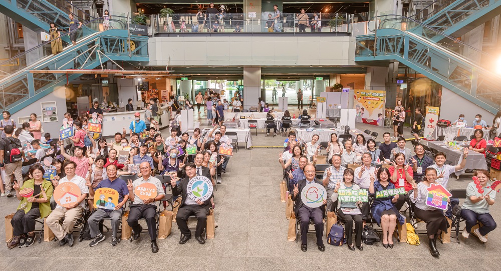 ▲114年祖父母節活動全體大合影。(圖/教育部提供)