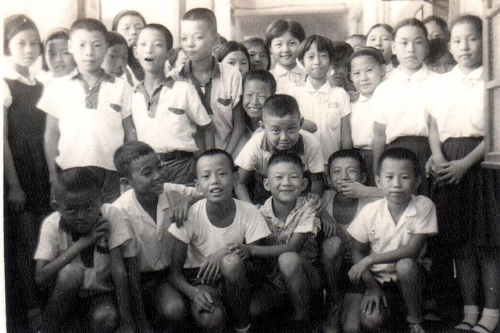 秦嗣林小學時期照片（前方單腳跪姿，第一排右二）。圖/沈春池文教基金會提供