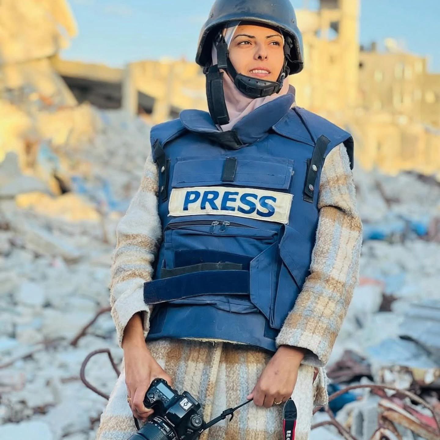 美聯社發表聲明，對記者阿布．達加的喪生震驚難過，她是個人道主義者，常報導飢荒及難民兒童的營養不良。圖／取自 Youmna ElSayed X