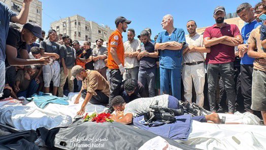 被炸死的記者以白布覆蓋，現場群情悲憤。圖／取自shameen suleman X