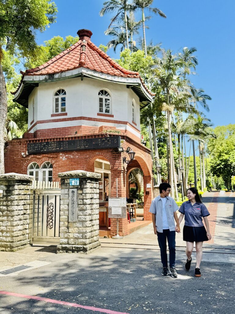 %E6%B7%A1%E6%B0%B4%E5%8F%A4%E8%B9%9F%E5%8D%9A%E7%89%A9%E9%A4%A8%E3%80%8C%E5%8F%A4%E8%B9%9F%E6%96%87%E5%8C%96%E5%BB%8A%E5%B8%B6%E3%80%8D%E4%B8%BB%E9%A1%8C%E5%B0%8E%E8%A6%BD%E6%B4%BB%E5%8B%95%EF%BC%8C%E8%A1%8C%E7%B6%93%E7%9A%84%E6%B7%A1%E6%B1%9F%E9%AB%98%E7%B4%9A%E4%B8%AD%E5%AD%B8%E6%98%AF%E9%9B%BB%E5%BD%B1%E3%80%8A%E4%B8%8D%E8%83%BD%E8%AA%AA%E7%9A%84%C2%B7%E7%A7%98%E5%AF%86%E3%80%8B%E5%8F%96%E6%99%AF%E5%9C%B0%EF%BC%8C%E5%90%B8%E5%BC%95%E9%81%8A%E5%AE%A2%E7%89%B9%E5%9C%B0%E7%A9%BF%E4%B8%8A%E7%89%B9%E8%A3%BD%E5%88%B6%E6%9C%8D%E5%9C%A8%E9%9B%BB%E5%BD%B1%E5%A0%B4%E6%99%AF%E6%8B%8D%E7%85%A7