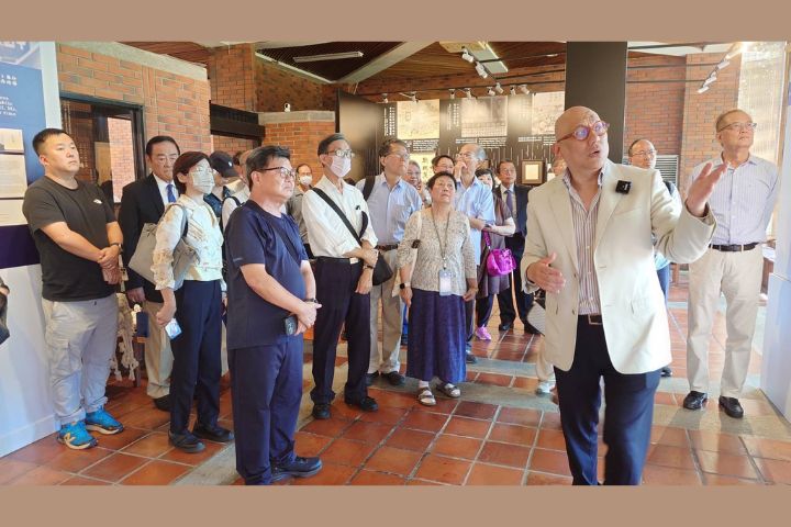 宋緒康執行長（右前）親自解說每一項展品。圖/松濤社提供