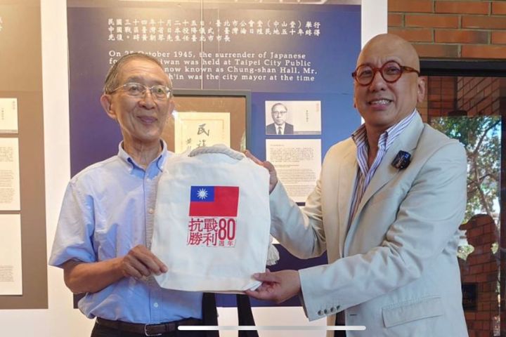 宋緒康執行長（右）贈送紀念品給林永樂會長（左）。圖/松濤社提供